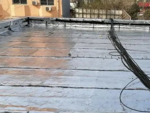 东兴卫生间漏水维修公司分享下东兴屋面楼顶防水刚性防水层施工要点。